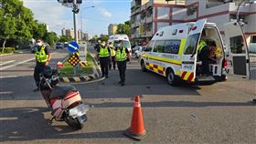 2高中生「無照騎車」撞救護車急送醫