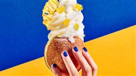 M One Cafe攜手Perfe’dough推出盛夏限定甜點「優格冰淇淋多拿滋」。（圖／品牌業者提供）