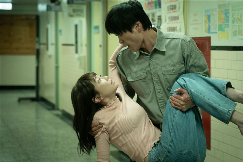 黃鐙輝(右)劇中「接住」謝欣穎。(圖/CATCHPLAY+、公視、大慕可可提供)