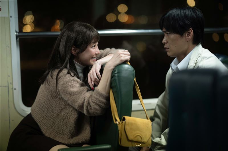 謝欣穎(左)、黃鐙輝劇中共組家庭。(圖/CATCHPLAY+、公視、大慕可可提供)
