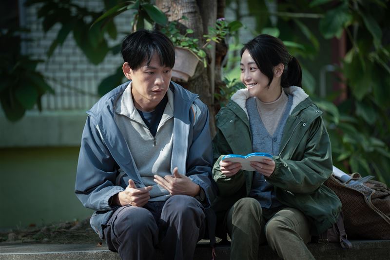 謝欣穎(右)劇中陪伴黃鐙輝場面感人。(圖/CATCHPLAY+、公視、大慕可可提供)