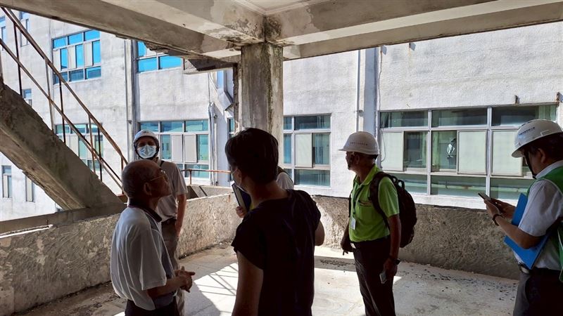 該棟建築物早年發生過火災,後續拆除回到毛胚屋狀態。(圖/建管處提供)