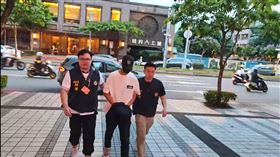 吳男無保請回限制住居後，檢警再拘提3名有天道盟背景的共犯，其中1名共犯稍早前被帶回警局。（圖／翻攝畫面）