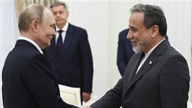 普丁（左）會晤伊朗外交部長阿拉奇（右），有談到伊朗被美國空襲的議題。（圖／美聯社／達志影像）