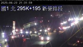 事故現場路段全線封閉。（圖／翻攝國道即時影像）