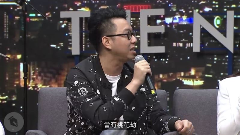 賀瓏1年前被東方命理風水師簡少算出有「桃花劫」,讓Albee當場驚呼:「不要隨便帶人滾床單。」(圖/翻攝自STR Network YouTube)