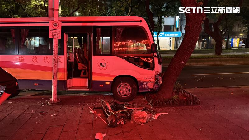北市中山區馬偕醫院的員工交通車昨（23）日晚間發生自撞事故。（圖／翻攝畫面）