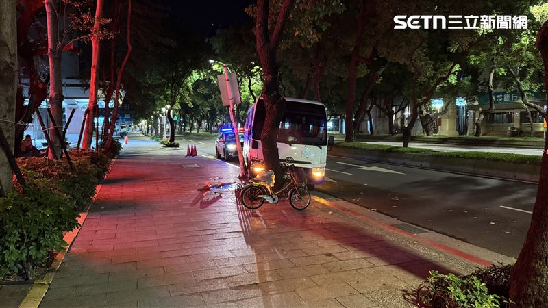 馬偕醫院員工交通車駕駛誤踩油門，撞到人行道的路樹與燈桿。（圖／翻攝畫面）