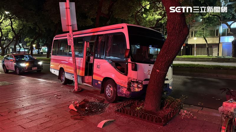 馬偕醫院交通車轉彎自撞路樹、燈桿釀2傷