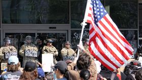 川普打擊非法移民  學者批違反美國精神美國總統川普擴大打擊非法移民，引發示威潮，南加大社會學者巴耶荷（Jody Agius Vallejo）指出，川普藉由移民議題滿足他的威權慾望，威脅美國民主與立國精神。圖為洛杉磯聯邦政府大樓前的示威群眾。中央社記者林宏翰洛杉磯攝  114年6月13日