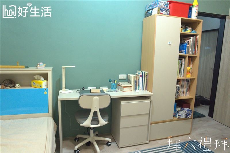 曉健的房間設計上反映出角色對現狀的接受與遲疑,尚未真正面對「自己生活」的樣貌。(圖/多麼文創提供)