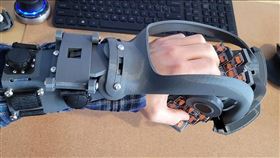 ▲腕戴式機械鍵盤Schist01。（翻攝adamleblanc網站）