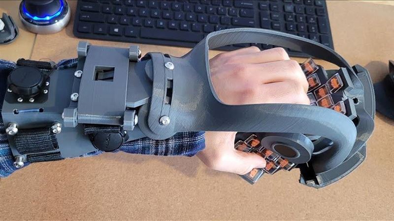 手「戴鍵盤」打字!穿戴前你得先練臂力