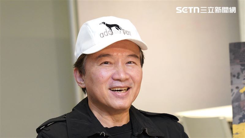孫安佐半裸呆站街頭　孫鵬61字回應了