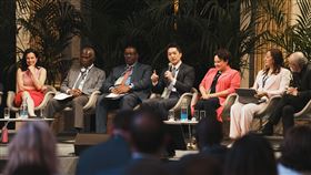 ▲蔣萬安出席巴黎的「市長峰會：從巴黎到貝倫——全球氣候行動十週年」，在會上哼唱倒垃圾的給愛麗絲曲調（圖／台北市政府提供） 