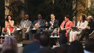 蔣萬安在巴黎！哼唱給愛麗絲大談垃圾處理