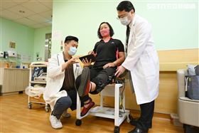 嬤換膝關節沒力！骨骼機器人幫復健助攻頂（圖／翻攝畫面）