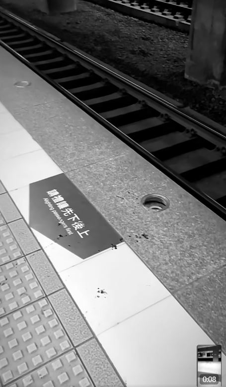 南港火車站列車警示燈破裂,民眾下車踩空,腳遭劃傷噴血。(圖/民眾授權提供,未經同意請勿轉載)