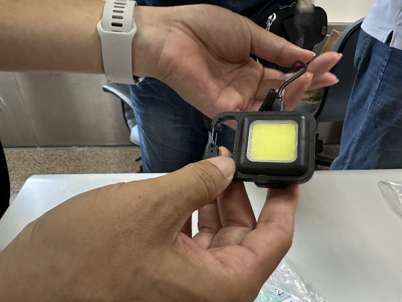 有民眾拿到避難包裡的充電燈具疑似冒煙，綠營批變災難包。（圖／中央社）