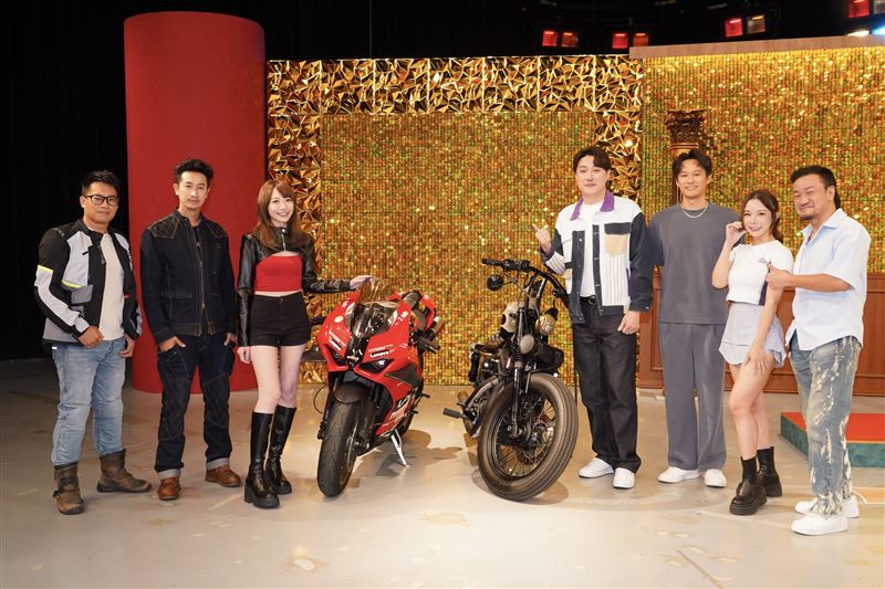 YouTuber火花羅（左起）、Darren邱凱偉、重機女神米亞、主持人錢毅、徐新洋、巫苡萱、陳為民出席首播記者會。（圖／記者趙于瑩攝影）