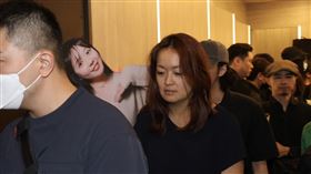 凱莉（左二）出席天殘告別式（圖／記者鄭孟晃攝）