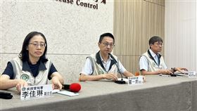 羅一鈞（中）說，目前新冠疫情走勢與預估一致，流行期至8月初。（圖／記者簡浩正攝影）