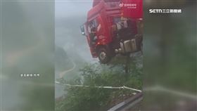 中國貴州「高速大橋」突坍塌！大卡車懸空險墜谷　原因曝光　圖／翻攝自微博