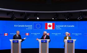 ▲加拿大總理卡尼（圖左）赴布魯塞爾，與歐盟執行委員會主席范德賴恩（圖右）以及歐洲理事會主席柯斯塔（圖中），共同簽署安全與防務夥伴協議。（圖／美聯社／達志影像）