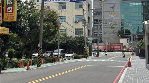 台灣人行道易跌倒　外國網紅喊無法活下來