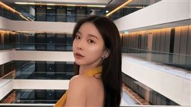 奎丁在泰國辣露渾圓半球。（圖／翻攝自奎丁臉書）