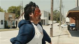 ▲黃凱旋渾身浴血在大馬路上捨命狂奔。（圖／翻攝自預告YT）