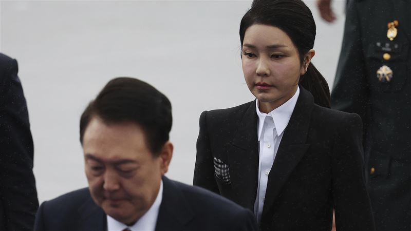 尹錫悅夫人金建希論文抄襲屬實,碩士學位遭撤銷。(圖/美聯社/達志影像)