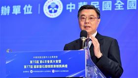 行政院長卓榮泰今(24)日出席「中華民國全國中小企業總會第15屆第4次會員大會暨第17屆國家磐石關懷獎章贈獎典禮」。（圖／行政院提供)