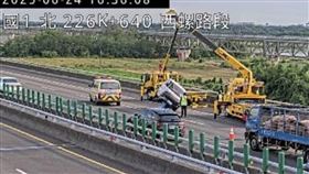 國道1號南下西螺段發生嚴重追撞。（圖／翻攝自國道即時影像）