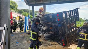 小貨車疑煞車故障而不慎翻覆。（圖／翻攝畫面）