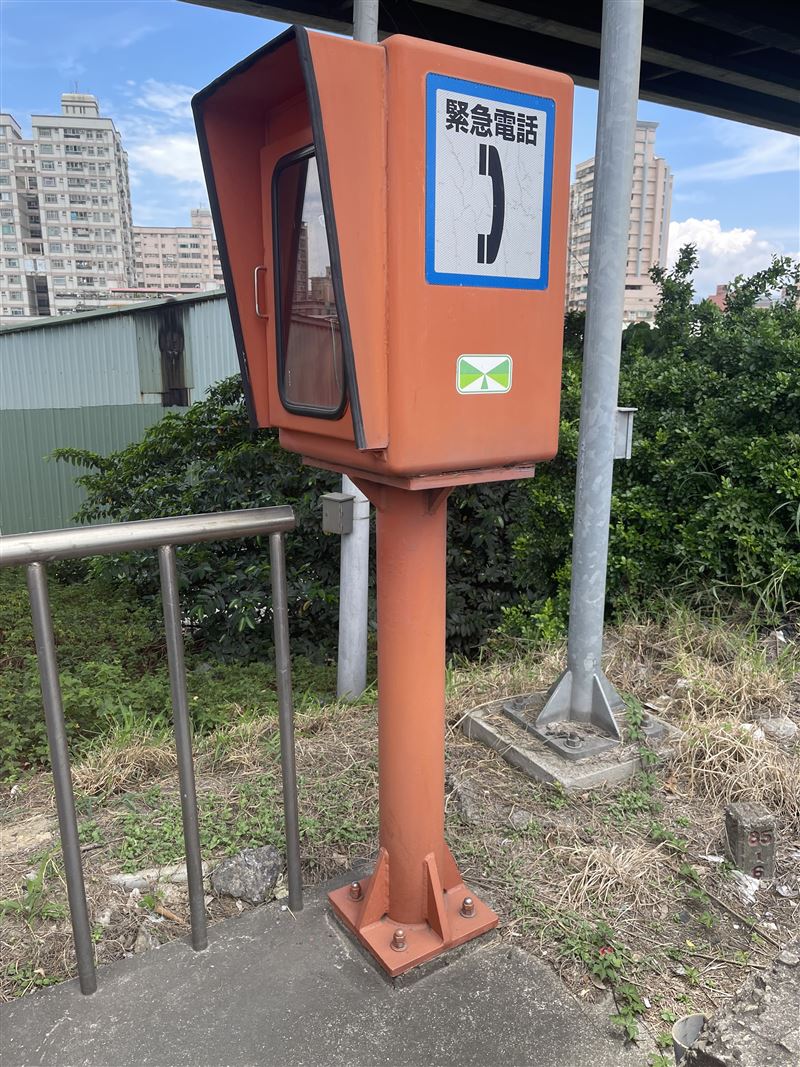 根據高公局統計,全台高速公路現有2437支緊急電話,但平均每支電話一年僅被使用0.3次。(圖/高公局提供)