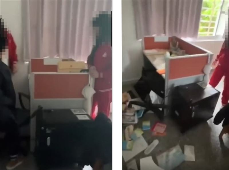 3名學生在教室內惡意破壞導師辦公桌,不僅將桌上物品推倒灑落一地,還掀翻老師椅子(圖/翻攝自爆料公社)