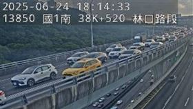 國道1號今（24）日下午發生嚴重車禍。（圖／翻攝自國道即時影像）