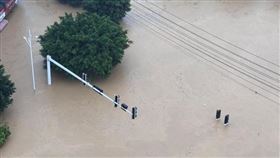 「30年一遇」洪水襲貴州！紅綠燈半根被吞沒　球場10分鐘淹水破1公尺。中新網