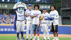 ▲富邦悍將邀請賀家兄弟開球。（圖／富邦悍將提供） 