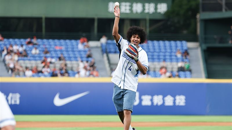 富邦悍將邀請賀博開球。(圖/富邦悍將提供)