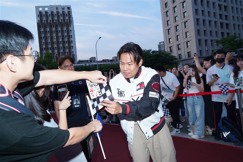 洋蔥身穿《F1電影》聯名服飾。（圖／記者趙于瑩攝影）
