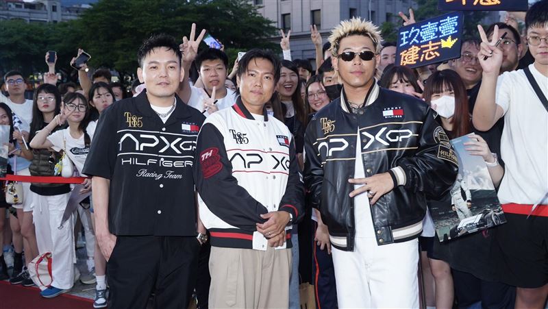 玖壹壹搭超跑現身　從中港路衝台北看小布