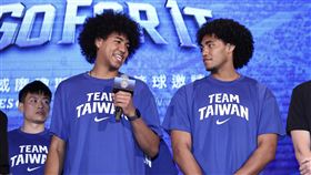 瓊斯盃開賽記者會  賀丹、賀博受訪2025第44屆雙北威廉瓊斯盃國際籃球邀請賽開賽記者會24日舉行，台灣藍隊球員賀丹（Adam Tsang Hinton）（前右）、賀博（Robert Tsang Hinton）（前左）出席接受訪問。中央社記者翁睿坤攝  114年6月24日
