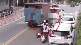 小貨車在下班尖峰期間衝撞停等紅燈的車群，導致多人受傷。（圖／翻攝畫面）