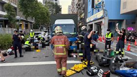 警方獲報後趕抵，連忙將傷者們送往醫院搶救。（圖／翻攝畫面）