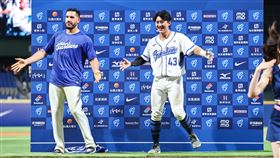 ▲富邦悍將魔力藍邀豊暐上台共舞。（圖／富邦悍將提供） 