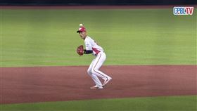 ▲張政禹在場上意外出現「頭部停球」。（圖／翻攝自CPBLTV）