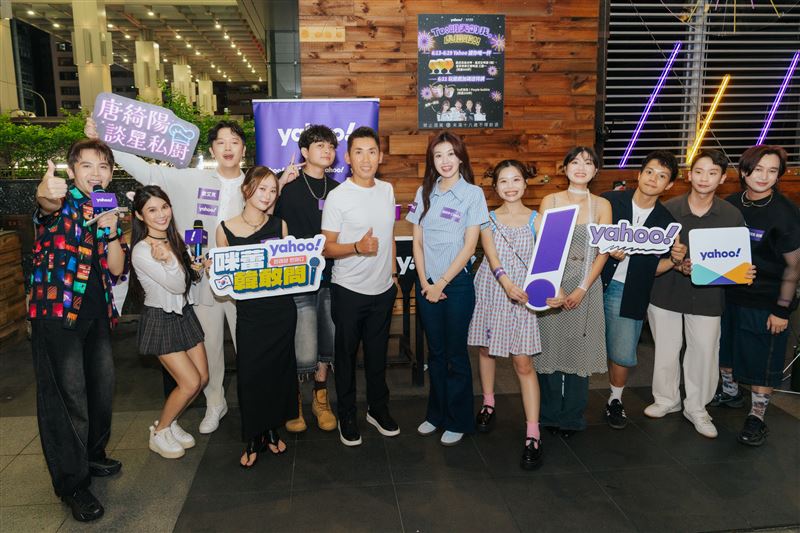 Yahoo歡慶30週年在信義區舉辦Yahoo night派對。黃豪平(左起)、琳妲、索艾克、咪蕾、4yo、Yahoo亞洲區總經理黃吉樂(Pete Wong)、紀欣伶Cindy、吉賽兒Gisele、開根號的Vince、諾文、亞伯和昶維。(圖/業者提供)