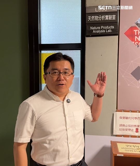科爸把兩者帶到弘光大學的實驗室測試，正牌香水成分符合規定，但便宜香水（下圖）曲線超標顯示為塑化劑的含量。(圖/陳佳鈴攝)